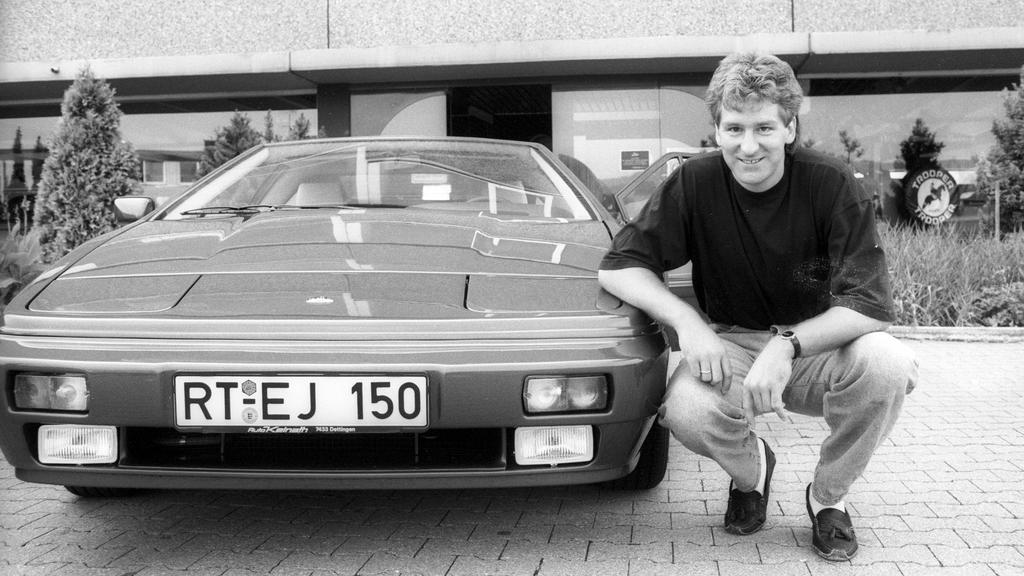 Torwart Eike Immel VfB Stuttgart mit Lotus Esprit turbo