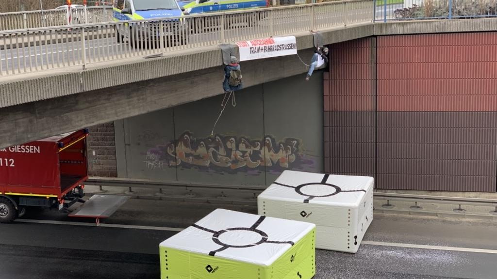 Zwei Aktivisten hängen an einer Brücke über der A 485 in Gießen.