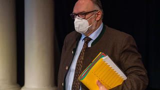 27.11.2020, Bayern, Passau: Jürgen Dupper (SPD), Oberbürgermeister von Passau, steht zum Abschluss der Pressekonferenz hinter den Tischen. Passau hat neue Auflagen zur Coronaeindämmung bekannt gegeben. Foto: Lino Mirgeler/dpa +++ dpa-Bildfunk +++