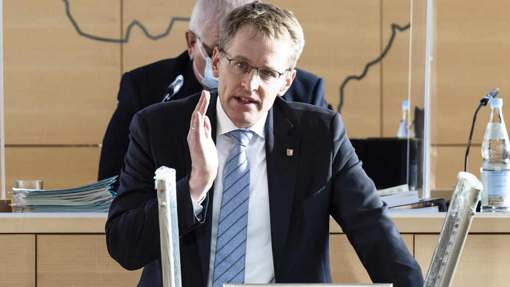 ARCHIV - 29.10.2020, Schleswig-Holstein, Kiel: Daniel Günther (CDU), Ministerpräsident von Schleswig-Holstein, spricht im Landtag. Bei den Gesprächen mit Bund und Ländern über weitere Corona-Schutzmaßnahmen setzt sich Günther dafür ein, in Abhängigke