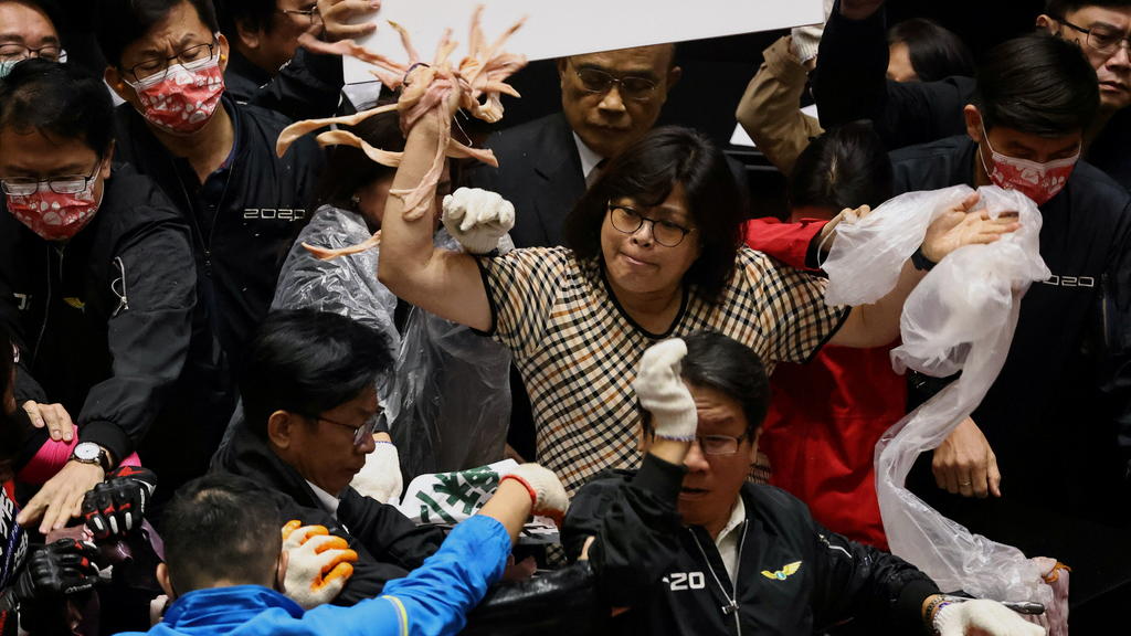 Schlägerei mit Innereien im Parlament von Taiwan