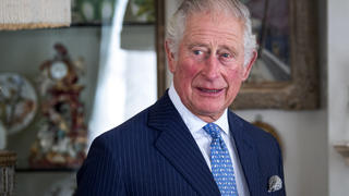 ARCHIV - 22.10.2020, Großbritannien, London: Prinz Charles, Prinz von Wales, lächelt in  Clarence House. Am 14. November feiert er seinen 72. Geburtstag. Foto: Victoria Jones/PA Wire/dpa +++ dpa-Bildfunk +++