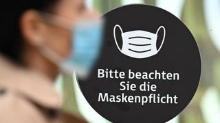 Maskenpflicht-Hinweis auf der Zeil