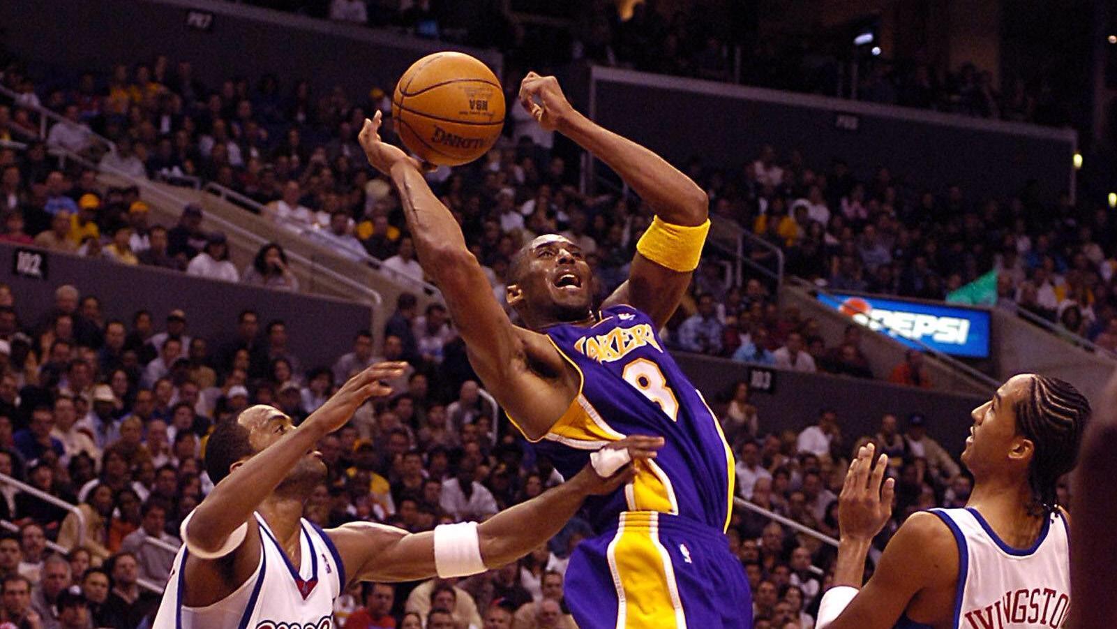  Kobe Bryant Los Angeles Lakers, Mitte gegen Shaun Livingston re. und Daniel Ewing beide Los Angeles Clippers - PUBLICATIONxINxGERxSUIxAUTxHUNxONLY Icon4034541
