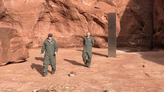  November 24, 2020 Southern Utah Desert, USA: A strange metal monolith has been discovered in the Utah desert by a helicopter crew, leaving local authorities baffled. Wildlife officials spotted the unusual object while counting sheep during a flyover in a remote south-eastern area of the US state on November 18, 2020. They said the structure had been planted in the ground between red rock. There was no indication who installed the monolith, which was about 10 to 12ft 3.6m tall. In an interview with local news channel KSLTV, the helicopter pilot, Bret Hutchings, said: That s been about the strangest thing that I ve come across out there in all my years of flying. Hutchings said a biologist counting big horn sheep in the helicopter was t - ZUMAz03_ 20201118_zah_z03_088 Copyright: xUtahxDepartmentxofxPublicxSafetyx