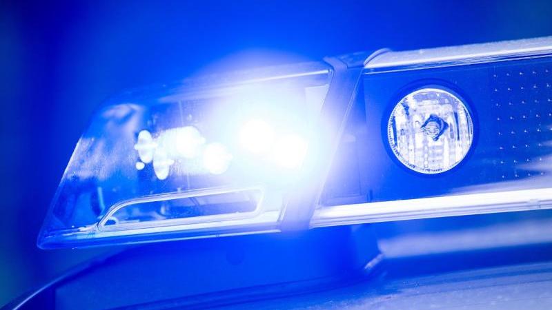 Ein Blaulicht leuchtet an einer Polizeistreife. Foto: Lino Mirgeler/dpa/Symbolbild