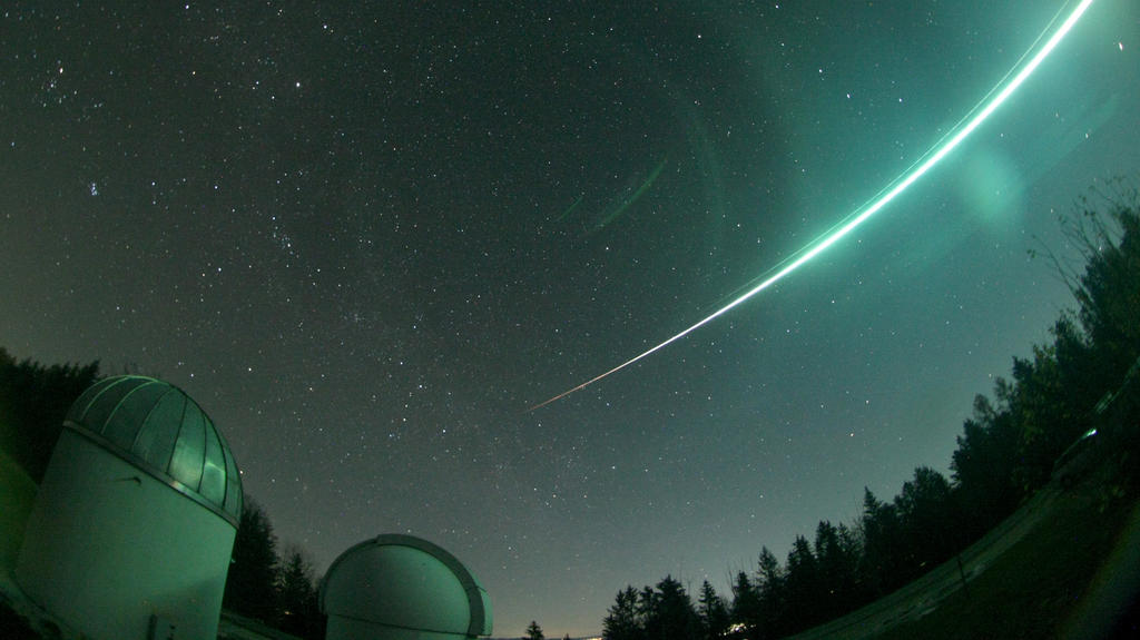 HANDOUT - 19.11.2020, Bayern, Gahberg: Ein Lichtstrahl, aufgelöst durch einen Meteorit, leuchtet am nächtlichen Himmel über der Sternwarte Gahberg am Starnberger See. Eine besonders helle Erscheinung am Nachthimmel hat in Süddeutschland und Österreic