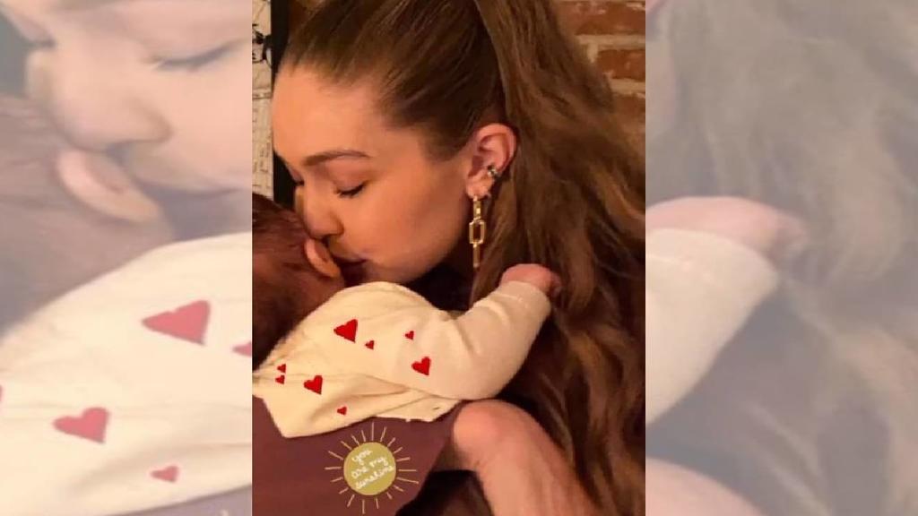 Yolanda Hadid postet süßes neues Foto von ihrer Tochter Gigi Hadid mit Baby auf dem Arm.