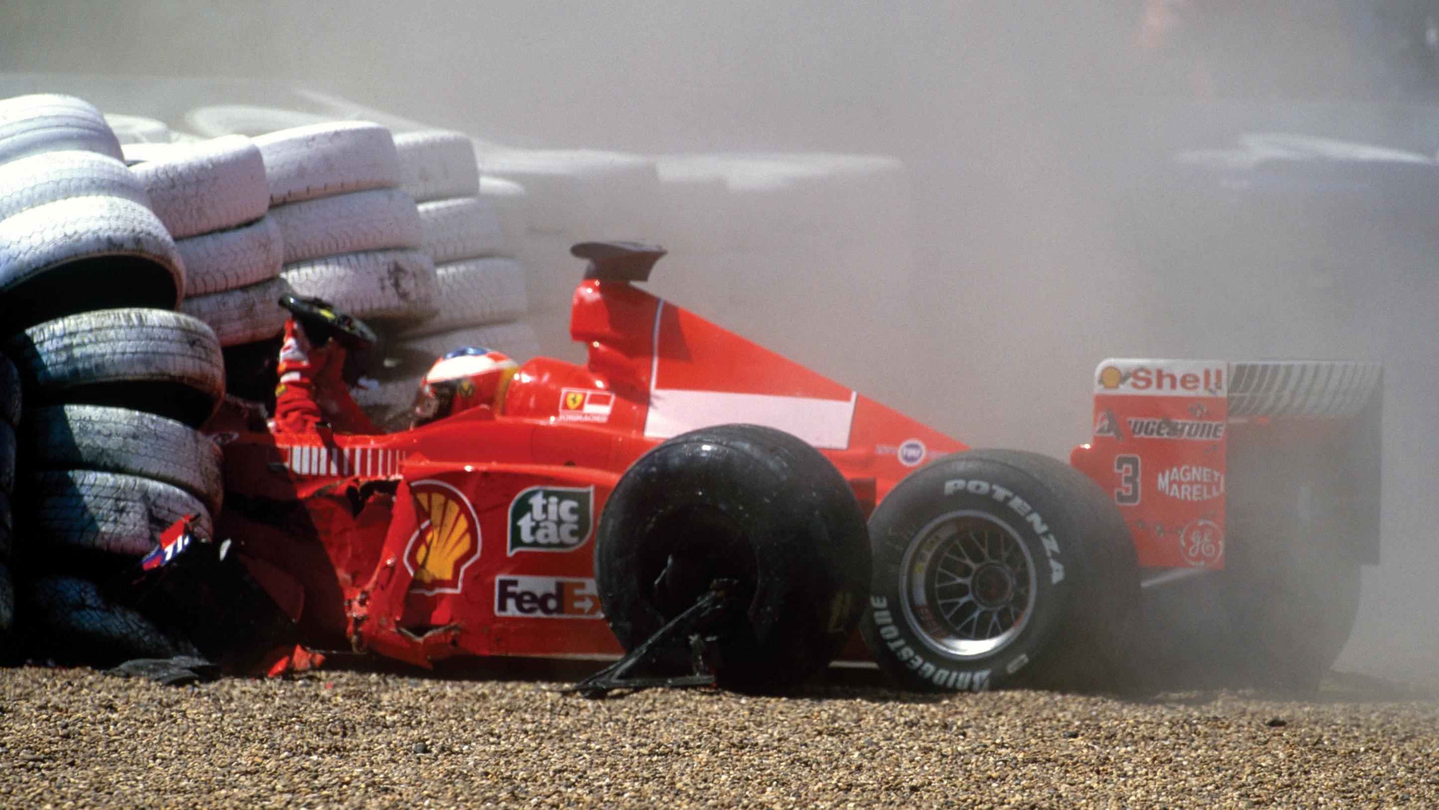 Michael Schumacher landete in Slverstone 1999 hart in den Reifenbarrieren.