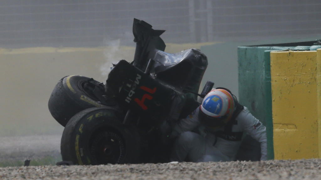 Kletterte noch aus dem völlig zerstörten Wagen: Fernando Alonso