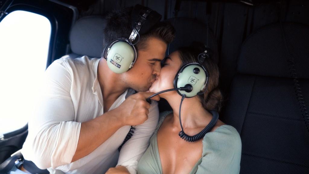 Das kann er sich nicht nehmen lassen: Daniel küsst Melissa hoch über Santorini