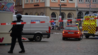 dpatopbilder - 01.12.2020, Rheinland-Pfalz, Trier: Die Polizei sichert den Tatort nahe der Fußgängerzone, in der ein Auto mehrere Menschen erfasst und nach ersten Erkenntnissen zwei von ihnen tödlich verletzt hat. Foto: Harald Tittel/dpa +++ dpa-Bildfunk +++