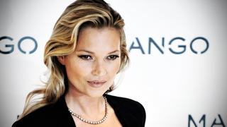 FILE - British model Kate Moss poses for pictures during a photocall to present Mango's Spring/Summer 2012 campaign at its flagship store in Oxford Street in London, Britain, 24 January 2012. Moss turns 40 on 16 January 2014. EPA/ANDY RAIN (zu dpa-Korr "Das perfekte Anti-Model - Kate Moss wird 40" vom 15.01.2014) +++(c) dpa - Bildfunk+++