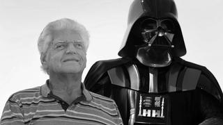 ARCHIV - 12.10.2015, Spanien, Sitges (barcelona): Der britische Schauspieler David Prowse, der Darth Vader in der ursprünglichen Star Wars-Filmtrilogie spielte, posiert für Fotografen während der Präsentation von "I Am Your Father" auf dem 48. Internationalen Fantastischen Filmfestival von Sitges in Sitges bei Barcelona, Spanien. Der britische Schauspieler David Prowse, bekannt geworden als Darsteller der finsteren «Star Wars»-Figur Darth Vader, ist Medienberichten zufolge tot. (zu "BBC: Darth-Vader-Darsteller David Prowse gestorben") Foto: Susanna Saez/EFE/dpa +++ dpa-Bildfunk +++
