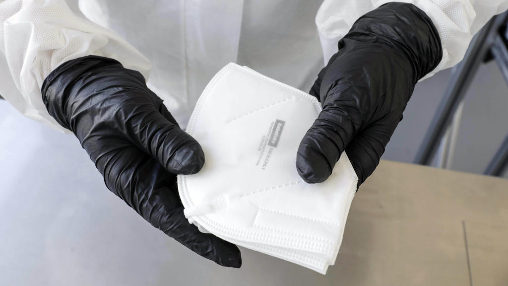 Herstellung FFP2 Masken Berlin, DEU,15.09.2020 - Start industrieller Massenproduktion von FFP2 Schutzmasken bei der Berliner Karl Rabofsky GmbH. Kuenftig sollen monatlich bis zu 1 Million Schutzmasken in diesem Werk produziert werden. Berlin Berlin D