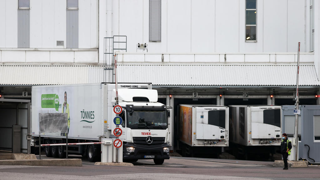 23.09.2020, Sachsen-Anhalt, Weißenfels: Ein LKW fährt mit einem Anhänger der Firma Tönnies aus dem Zerlegebetrieb von Tönnies. Deutschlands größter Fleischkonzern Tönnies ist nach eigenen Angaben nicht von der Razzia wegen des Verdachts der illegalen