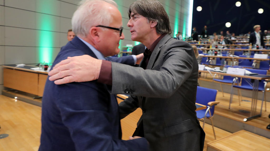 ARCHIV - 27.09.2019, Hessen, Frankfurt/Main: Joachim Löw (r) , Bundestrainer der deutschen Männer-Fußball-Nationalmannschaft gratuliert dem neu gewählten DFB-Präsidenten Fritz Keller beim 43. ordentlichen DFB-Bundestag im Congress Zentrum. (zu dpa: "