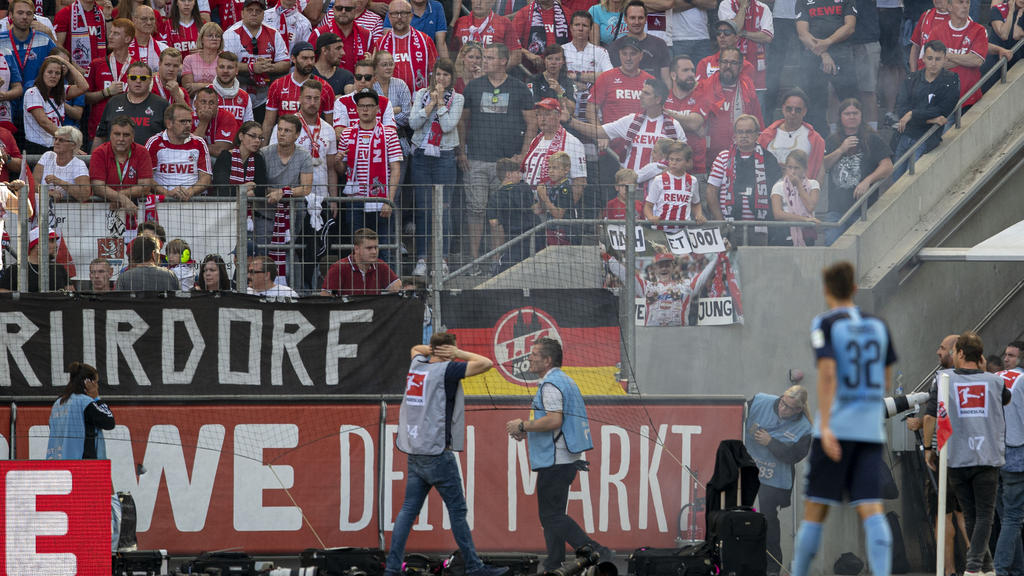Ein Knallkoerper explodiert am Spielfeldrand, Ordner und Fotografen halten sich die Ohren. Fussball 1. Bundesliga, 4.Spieltag, 1. FC Koeln (K) - Borussia Moenchengladbach (MG) 0:1, am 14.09.2019 in Koeln/ Deutschland. ¬