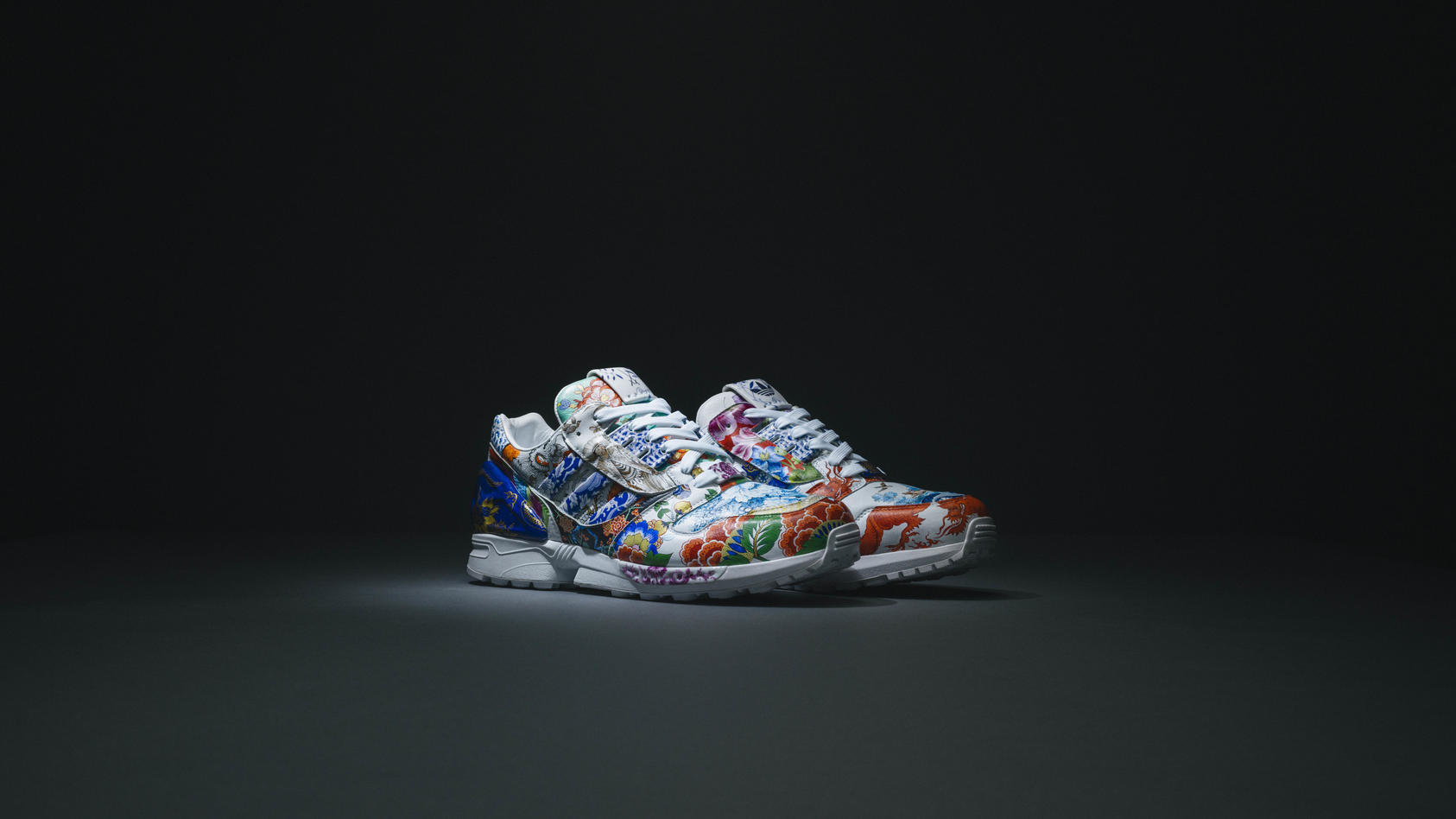 Dieser Sneaker mit Porzellan-Details wurde sechs Monate lang gefertigt und handbemalt. Macht ihn das zum wertvollsten Schuh der Welt?