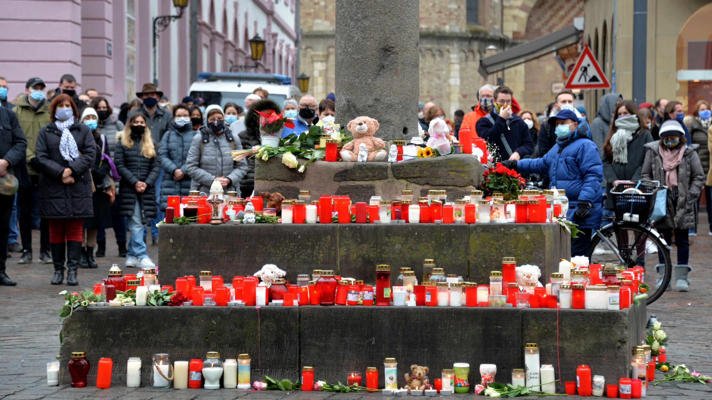 03.12.2020, Rheinland-Pfalz, Trier: Menschen stehen bei einer Schweigeminute zum Gedenken der Opfer nach der Amokfahrt von Trier mit Toten und Verletzten um genau die Uhrzeit, zu der ein 51-jähriger Mann am Dienstag durch die Fußgängerzone gerast ist