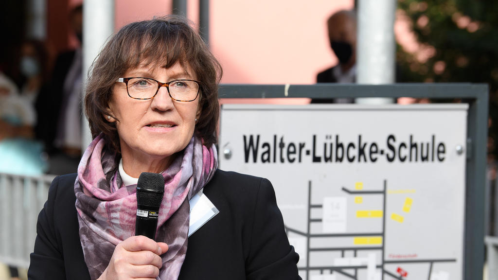 ARCHIV - 25.09.2020, Hessen, Wolfhagen: Irmgard Braun-Lübcke, Witwe von Walter Lübcke, spricht beim Festakt zur Umbenennung der Wilhelm-Filchner-Schule in Walter-Lübcke-Schule. Der ehemalige Kasseler Regierungspräsident Walter Lübcke wurde in der Nac