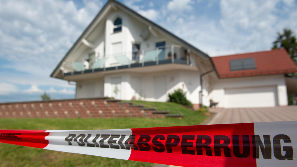 ARCHIV - 03.06.2019, Hessen, Wolfhagen: Mit Flatterband mit der Aufschrift «Polizeiabsperrung» ist der Bereich vor dem Haus des ermordeten Kasseler Regierungspräsidenten Walter Lübcke abgesperrt. (zu dpa «"Schuss in der Nacht" - Doku-Drama zum Lübcke