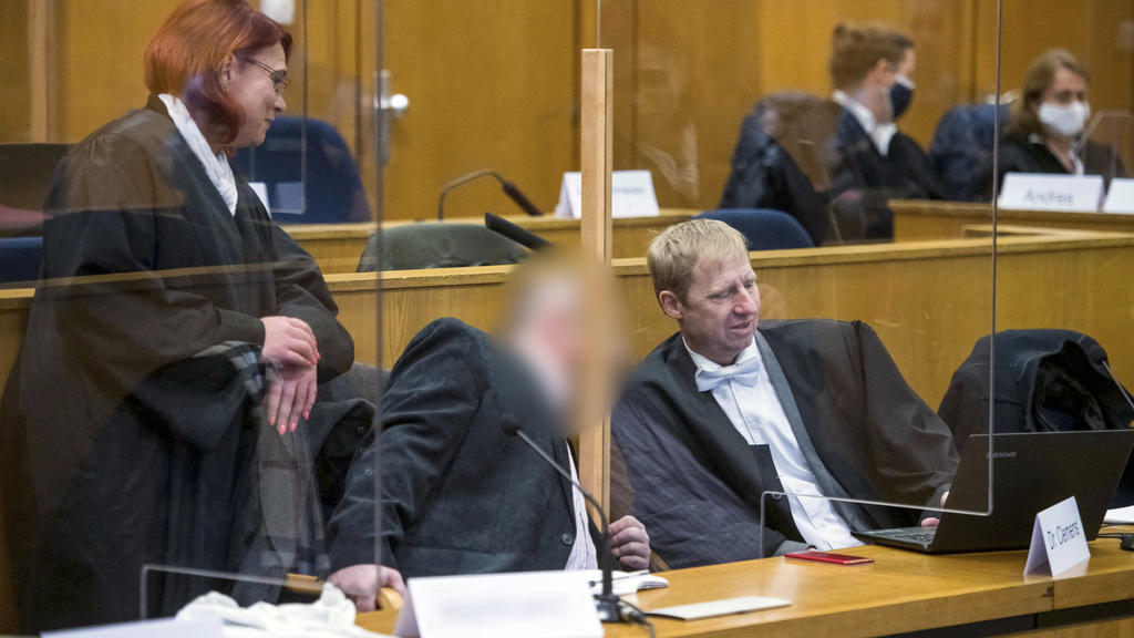 24.11.2020, Hessen, Frankfurt/Main: Der wegen Beihilfe mitangeklagte Markus H. (M) sitzt zwischen seinen Anwälten Björn Clemens (r) und Nicole Schneiders in einem Gerichtssaal im Oberlandesgericht. Der Hauptangeklagte soll den Kasseler Regierungspräs