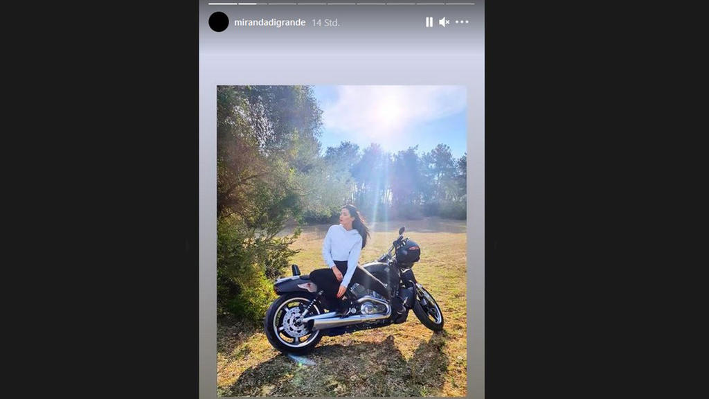 Nathalie Volk posiert auf ihrem Instagram-Account auf einer Harley Davidson.