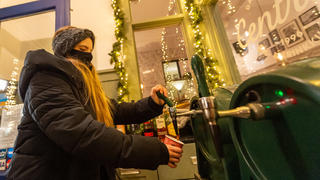 02.12.2020, Niedersachsen, Lüneburg: Käte, Mitarbeiterin eines Restaurants, schenkt Glühwein in einen Becher ein. Foto: Philipp Schulze/dpa +++ dpa-Bildfunk +++