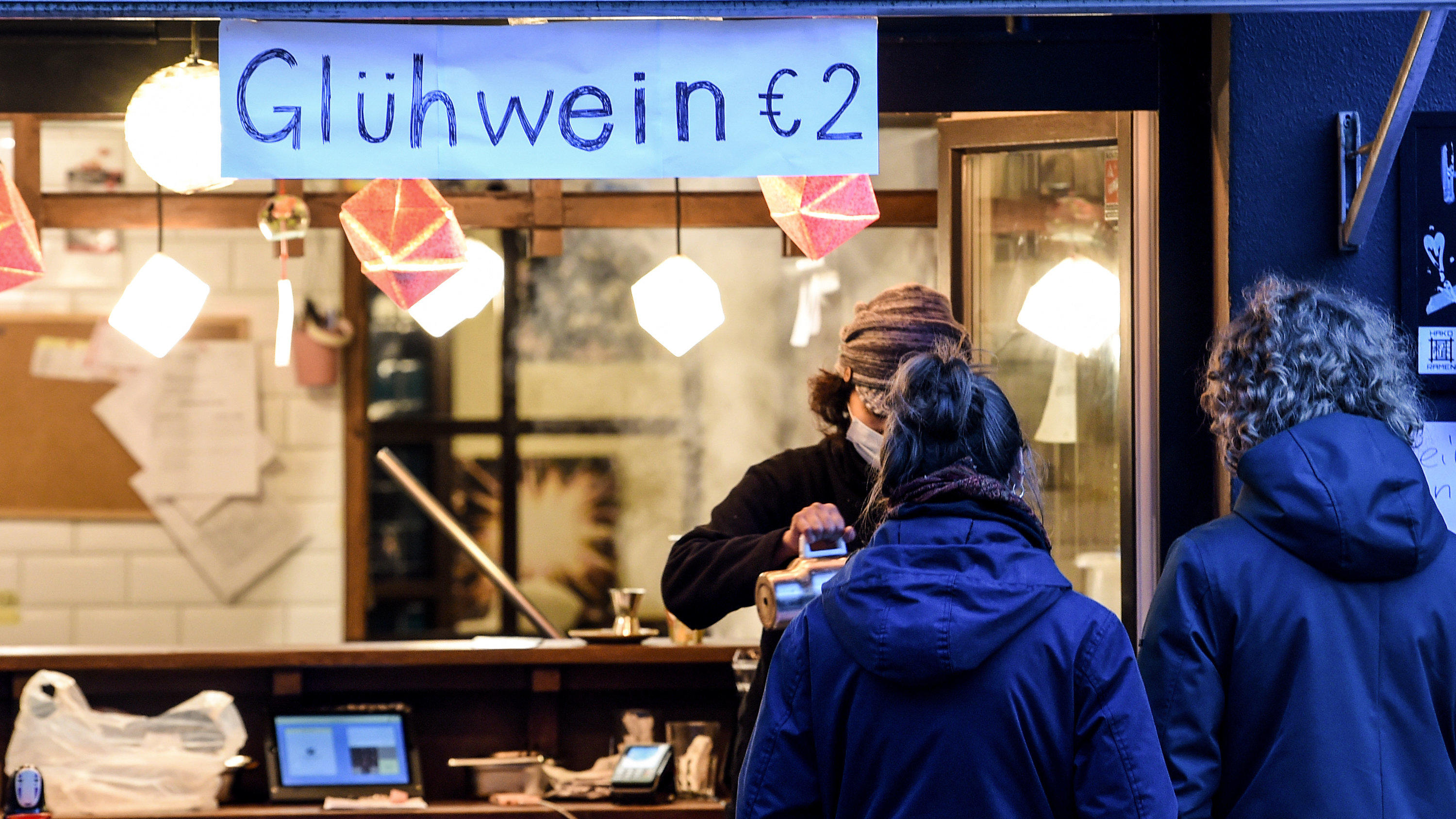 08.11.2020, Berlin: Ein Restaurant bietet Glühwein To Go an. Personen warten davor auf ihre Bestellung. Bund und Länder haben für den Monat November einen Teil-Lockdown beschlossen. Foto: Kira Hofmann/dpa-Zentralbild/dpa +++ dpa-Bildfunk +++