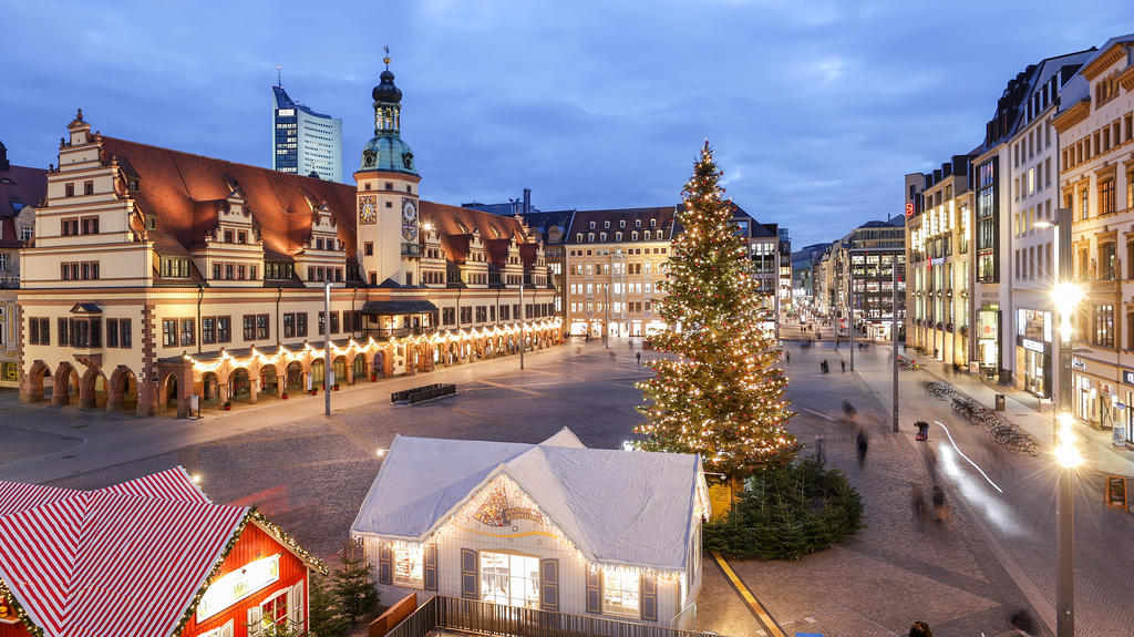 03.12.2020, Sachsen, Leipzig: Der geschmückte Weihnachtsbaum steht auf dem Leipziger Marktplatz. In Sachsen breitet sich zurzeit das Coronavirus besonders schnell aus. Daher gelten nun schärfere Maßnahmen, unter anderem Ausgangsbeschränkungen. Zudem