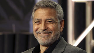 ARCHIV - 11.02.2019, USA, Pasadena: Schauspieler George Clooney nimmt am "Catch-22"-Panel während der Hulu-Präsentation der Television Critics Association teil. Clooney hofft, dass das Kino die Corona-Krise gut überleben wird. (zu dpa "George Clooney freut sich auf die Rückkehr in den Kinosaal") Foto: Willy Sanjuan/Invision/AP/dpa +++ dpa-Bildfunk +++