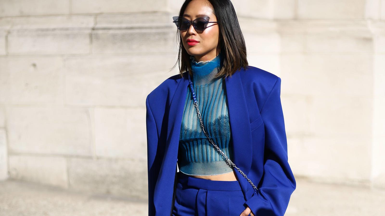  Bloggerin Aimee Song trägt einen Oversize-Blazer.