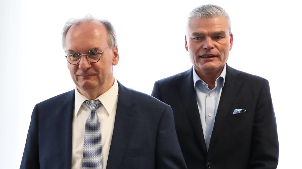 Innenminister Holger Stahlknecht CDU,Sachsen Anhalt und Ministerpräsident Reiner Haseloff CDU,Sachsen Anhalt - Fraktionssitzung im Landtag von Sachsen Anhalt zu den Vorgängen im Fall Rainer Wendt *** Interior Minister Holger Stahlknecht CDU,Saxony A
