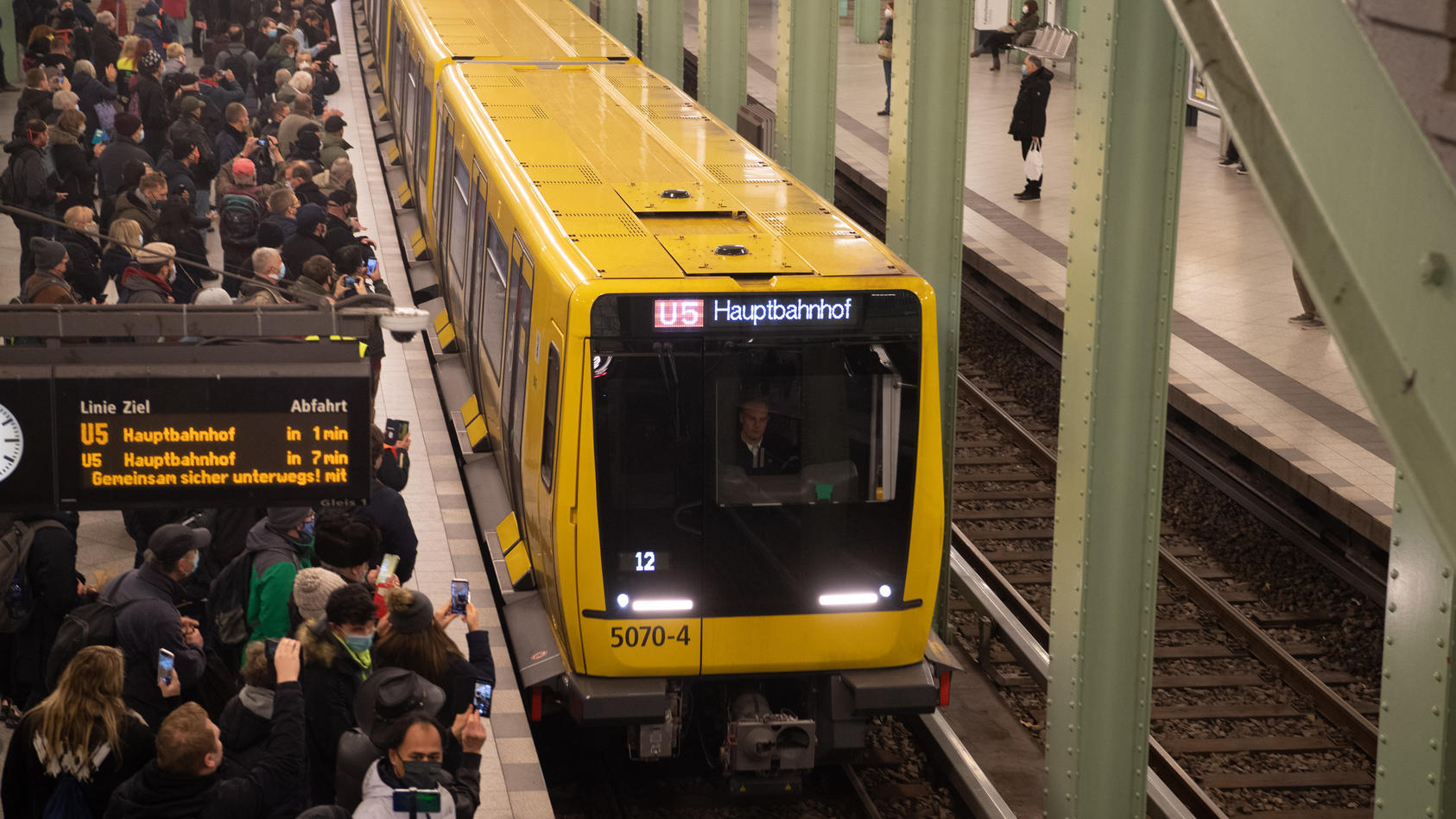 Berliner feiern U5Eröffnung ohne Abstand Ansturm an