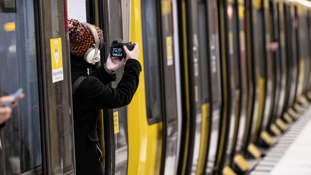04.12.2020, Berlin: Eine Frau fotografiert im U-Bahnhof Unter den Linden aus der U-Bahn heraus. Zehn Jahre nach dem ersten Spatenstich ist am Freitag ein neuer U-Bahn-Abschnitt im Zentrum Berlins in Betrieb gegangen. (Zu dpa «Neuer U-Bahn-Abschnitt i