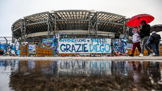 29.11.2020, Italien, Neapel: Fans gedenken am Stadion San Paolo der Fußball-Legende Maradona mit Schals und einem Transparent. Maradona starb am 25.11.2020 im Alter von 60 Jahren nördlich von Buenos Aires. Foto: Alessandro Garofalo/LaPresse via ZUMA Press/dpa +++ dpa-Bildfunk +++