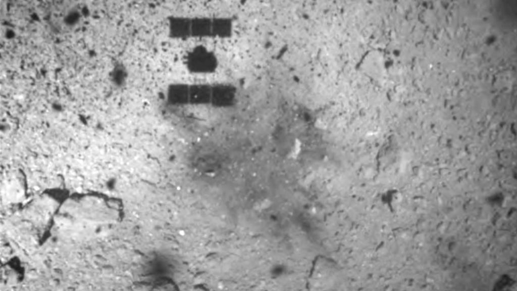 Schatten der Sonde "Hayabusa2" auf dem Asteroiden Ryugu