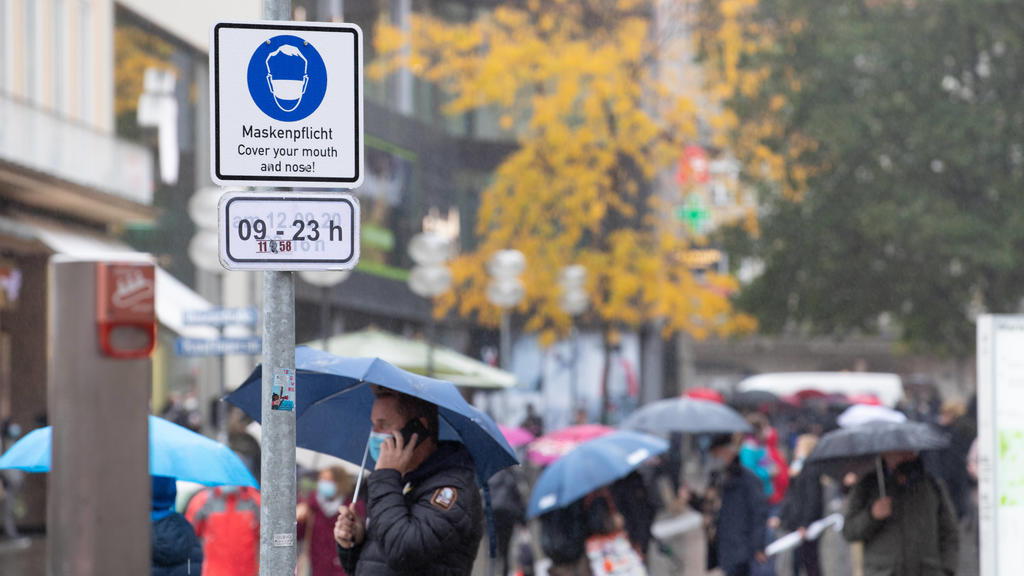 News Bilder des Tages Maskenpflicht und Regen in München, Menschen unterwegs mit Regenschirm und Masken am 16. Oktober 2020 in München. -- People in the Munich pedestrian zone with umbrellas and masks on October 16th 2020. München Bayern Deutschland