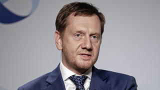  24.11.2020, Berlin, Deutschland - Pressekonferenz zur Vorstellung des Ideenwettbewerbs Wissen schafft Perspektiven fuer die Region fuer zwei neue Grossforschungszentren in Sachsen. Foto: Michael Kretschmer, CDU, Ministerpraesident des Landes Sachsen. *** 24 11 2020, Berlin, Germany Press conference to present the ideas competition Knowledge creates perspectives for the region for two new large-scale research centres in Saxony Photo Michael Kretschmer, CDU, Minister President of Saxony