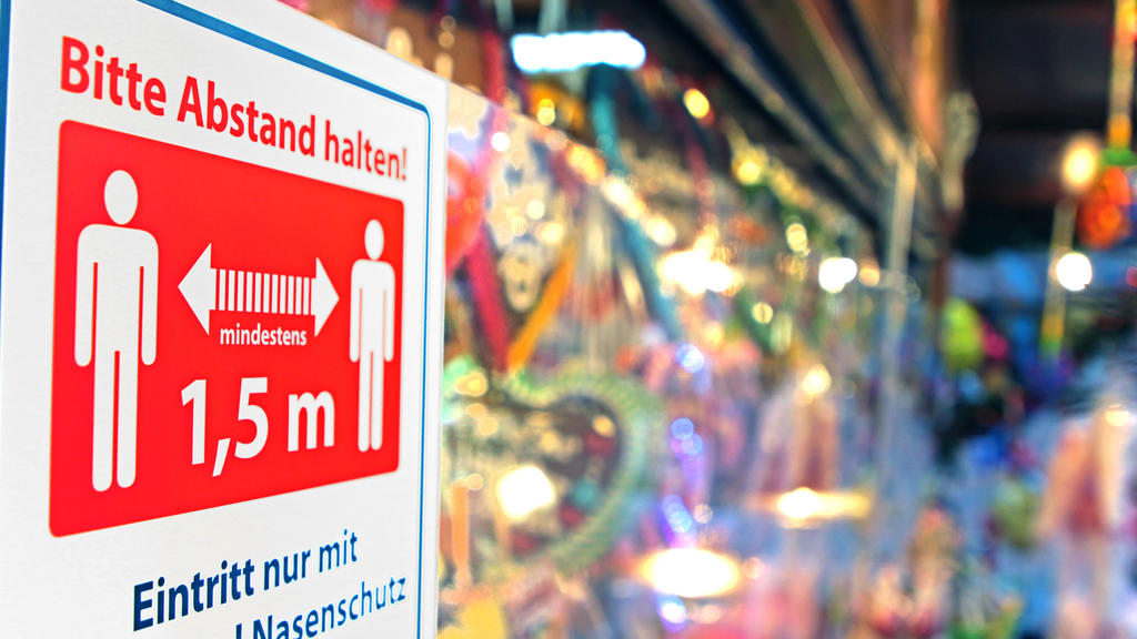 Weihnachtsmärkte in Krisenzeiten Ein Stand auf einem ausgedünnten Weihnachtsmarkt mit strengen Hygienevorschriften Essen Nordrhein-Westfalen Deutschland *** Christmas markets in times of crisis A stand at a thinned-out Christmas market with strict h