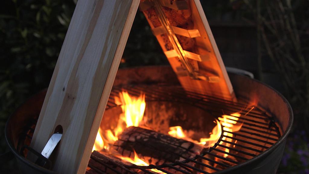 Flammlachs über offenem Feuer