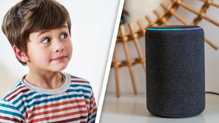 Kind und Alexa von Amazon