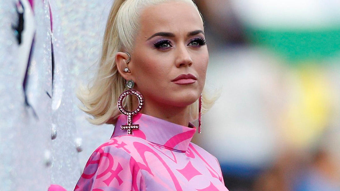 Katy Perry trägt zurzeit die Haar blond.