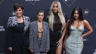 November 10, 2019, Santa Monica, California, USA: Kim Kardashian, Kourtney Kardashian, Khloe Kardashian, Kris Jenner attend the 2019 E People s Choice Awards at Barker Hangar on November 10, 2019 in Santa Monica, California. Santa Monica USA PUBLICATIONxINxGERxSUIxAUTxONLY - ZUMAg198 20191110zaag198009 Copyright: xALowex