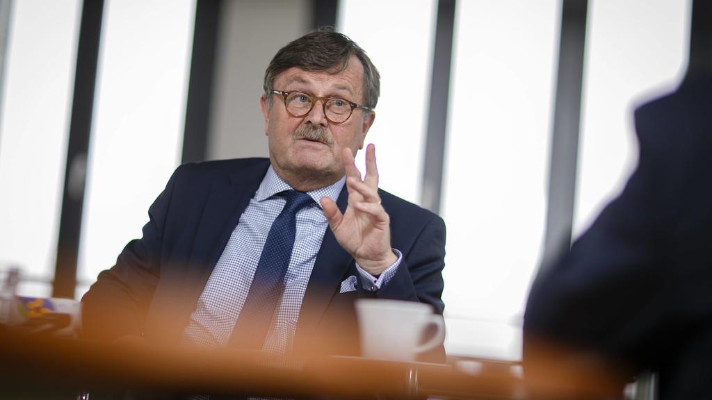 Frank Ulrich Montgomery, Praesident der Bundesaerztekammer BAEK, gestikuliert bei einem Interview. Berlin, 22.02.2017. Berlin Deutschland PUBLICATIONxINxGERxSUIxAUTxONLY Copyright: xThomasxTrutschelx