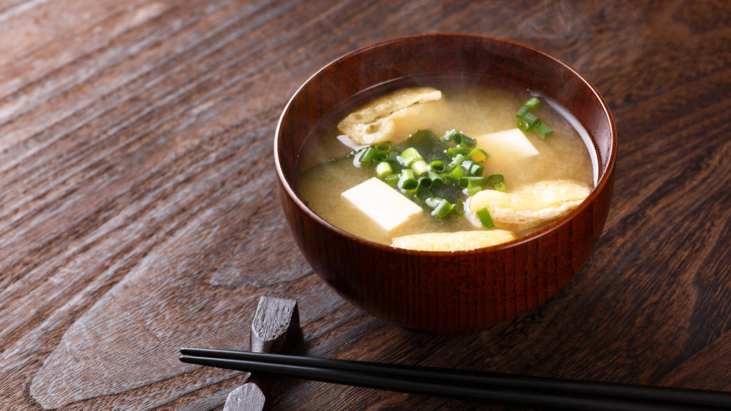 Misosuppe mit Algen und Tofu in einem Schälchen aus Asienphoenic