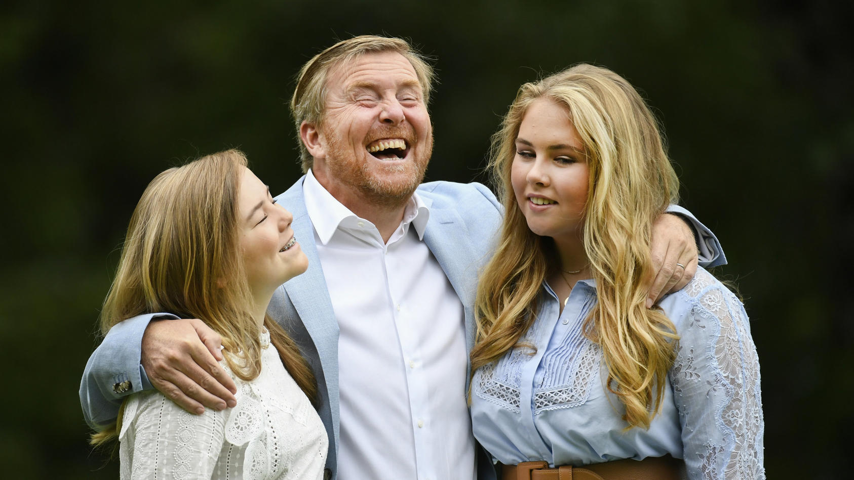 Prinzessin Amalia (r) mit ihrer Schwester Ariane und ihrem Vater König Willem-Alexander.