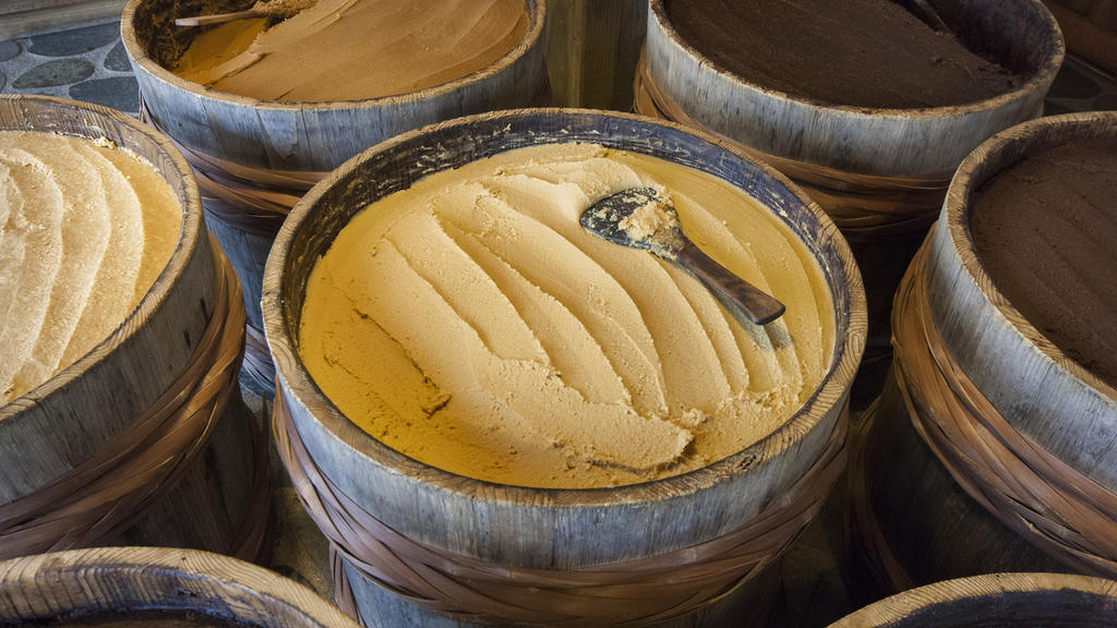 Miso in Japan in großen Fässern
