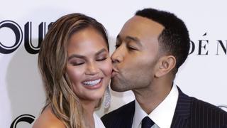  John Legend kisses his wife Chrissy Teigen as they arrive on the red carpet for the 2018 Glamour Women of the Year Awards at Spring Street Studios in New York City on November 12, 2018. PUBLICATIONxINxGERxSUIxAUTxHUNxONLY NYP2018111237 JASONxSZENES